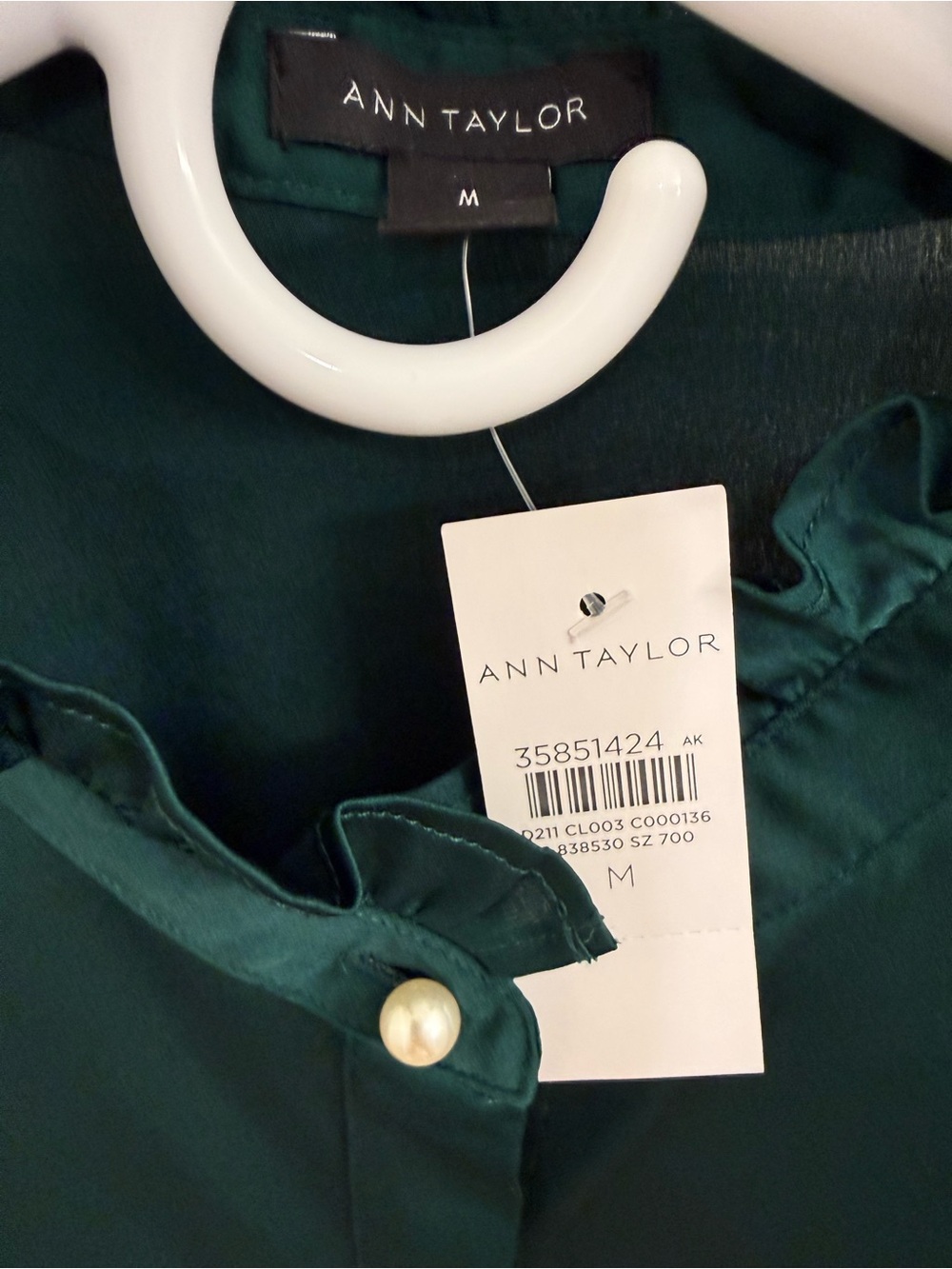 Ann Taylor Green Blouse Pearl Detail NWT 🆕 - Picture 2 of 9